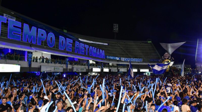 Sob chuva e emoção, Caprichoso lota Sambódromo em dois dias e transforma o lançamento do Álbum 2025 em festa histórica