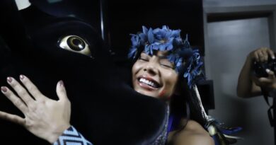 Ex-BBB e cunhã do Caprichoso, Marciele Albuquerque é recebida com festa em Parintins