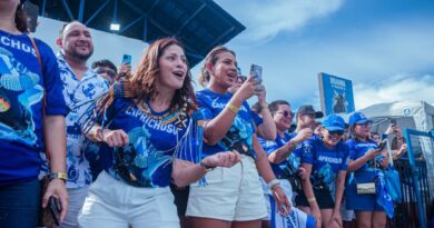 Feijoada da Raça Azul reúne torcedores no Curral do Boi Caprichoso, com som ao vivo e comida à vontade