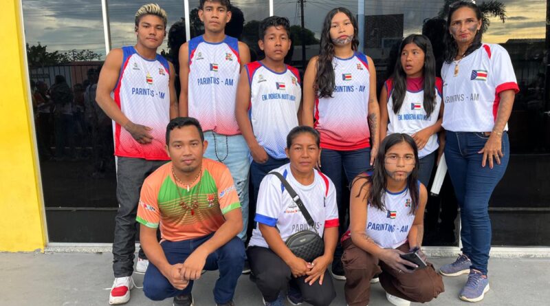 Atletas indígenas de Parintins carregam cultura e identidade por meio do grafismo corporal na abertura do Pólo III