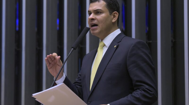 Saullo Vianna reage à crise aérea que atinge o Amazonas