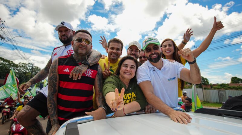 ’Tropa da Professora’: Maria do Carmo e comitiva arrastam multidão em Itacoatiara