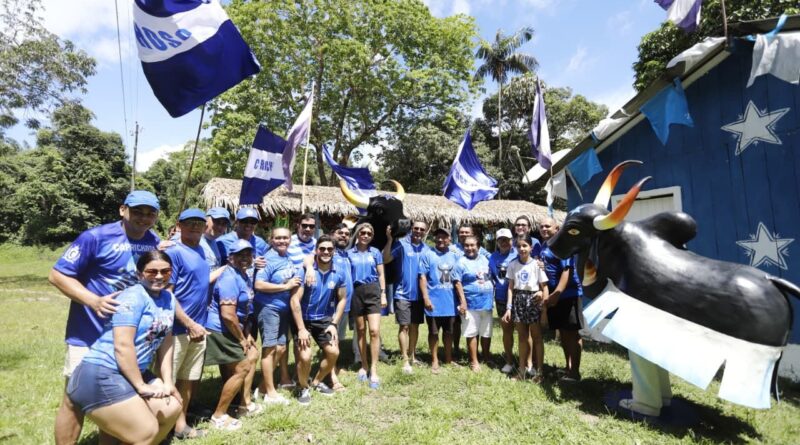 Presidente Rossy Amoedo entrega réplica do Boi Caprichoso e marca o Parananema como território azulado