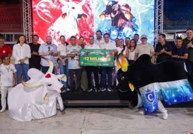 Em Parintins, governador Roberto Cidade anuncia investimentos para o 59º Festival Folclórico e assina convênio para obras de infraestrutura no município
