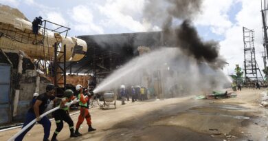 Caprichoso fortalece infraestrutura com sistema moderno de combate a incêndio  Os investimentos realizados pela gestão do presidente Rossy Amoedo em infraestrutura e segurança ganharam mais um importante capítulo neste sábado, 13 de junho. O Boi Caprichoso realizou os testes operacionais do novo sistema de combate a incêndio instalado nos galpões de alegorias, consolidando um avanço histórico para a proteção dos trabalhadores, artistas e profissionais envolvidos na construção do espetáculo azul e branco.  A ação contou com a participação de engenheiros responsáveis pelo projeto, técnicos especializados, brigadistas e equipes do Corpo de Bombeiros, que acompanharam os testes dos equipamentos, da pressão da água e da capacidade operacional da estrutura.  O sistema possui capacidade superior a 35 mil litros de água e foi desenvolvido para ampliar a segurança dos galpões, além de servir como suporte à comunidade em eventuais situações de emergência.  Para o presidente Rossy Amoedo, a iniciativa reforça o compromisso da diretoria com a modernização da estrutura do Caprichoso e com a valorização das pessoas que constroem o festival.  “Estamos testando toda a estrutura para dar mais segurança aos trabalhadores e ao processo de construção do festival. É um sistema com mais de 35 mil litros de água, pensado não apenas para os galpões, mas também para apoiar a comunidade em situações de emergência”, destacou.  A implantação do sistema integra o conjunto de melhorias estruturais promovidas pela gestão, fortalecendo as condições de trabalho nos galpões e elevando o padrão de segurança de um dos maiores centros de produção artística do Festival de Parintins.  Fotos: Michel Amazonas   Assessoria de Comunicação Boi Caprichoso