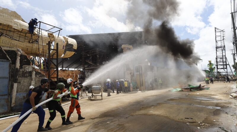 Caprichoso fortalece infraestrutura com sistema moderno de combate a incêndio  Os investimentos realizados pela gestão do presidente Rossy Amoedo em infraestrutura e segurança ganharam mais um importante capítulo neste sábado, 13 de junho. O Boi Caprichoso realizou os testes operacionais do novo sistema de combate a incêndio instalado nos galpões de alegorias, consolidando um avanço histórico para a proteção dos trabalhadores, artistas e profissionais envolvidos na construção do espetáculo azul e branco.  A ação contou com a participação de engenheiros responsáveis pelo projeto, técnicos especializados, brigadistas e equipes do Corpo de Bombeiros, que acompanharam os testes dos equipamentos, da pressão da água e da capacidade operacional da estrutura.  O sistema possui capacidade superior a 35 mil litros de água e foi desenvolvido para ampliar a segurança dos galpões, além de servir como suporte à comunidade em eventuais situações de emergência.  Para o presidente Rossy Amoedo, a iniciativa reforça o compromisso da diretoria com a modernização da estrutura do Caprichoso e com a valorização das pessoas que constroem o festival.  “Estamos testando toda a estrutura para dar mais segurança aos trabalhadores e ao processo de construção do festival. É um sistema com mais de 35 mil litros de água, pensado não apenas para os galpões, mas também para apoiar a comunidade em situações de emergência”, destacou.  A implantação do sistema integra o conjunto de melhorias estruturais promovidas pela gestão, fortalecendo as condições de trabalho nos galpões e elevando o padrão de segurança de um dos maiores centros de produção artística do Festival de Parintins.  Fotos: Michel Amazonas   Assessoria de Comunicação Boi Caprichoso