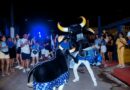 Mais de 60 mil pessoas transformam Parintins em um mar azul e branco no Boi de Rua do Caprichoso