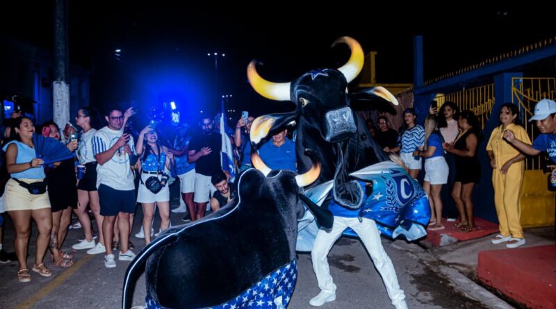 Mais de 60 mil pessoas transformam Parintins em um mar azul e branco no Boi de Rua do Caprichoso
