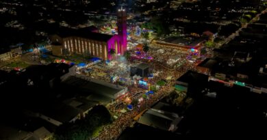 Multidão acompanha o andor da padroeira de Parintins no encerramento da festividade