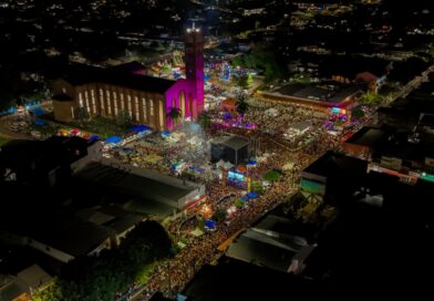 Multidão acompanha o andor da padroeira de Parintins no encerramento da festividade