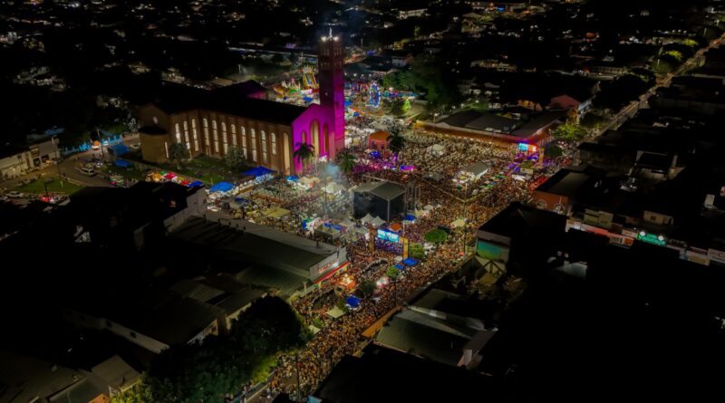 Multidão acompanha o andor da padroeira de Parintins no encerramento da festividade
