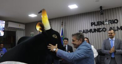 Emoção e reconhecimento: poeta do Caprichoso, Ronaldo Barbosa, recebe cidadania parintinense
