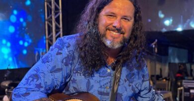 No Dia do Folclore, Salomão Rossy celebra a cultura de Parintins com “Antologia Parintins”
