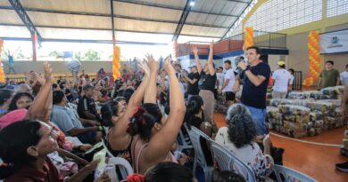 Ação Eu Amo Parintins reúne milhares de pessoas e entrega cerca de mil cestas básicas no Itaúna II