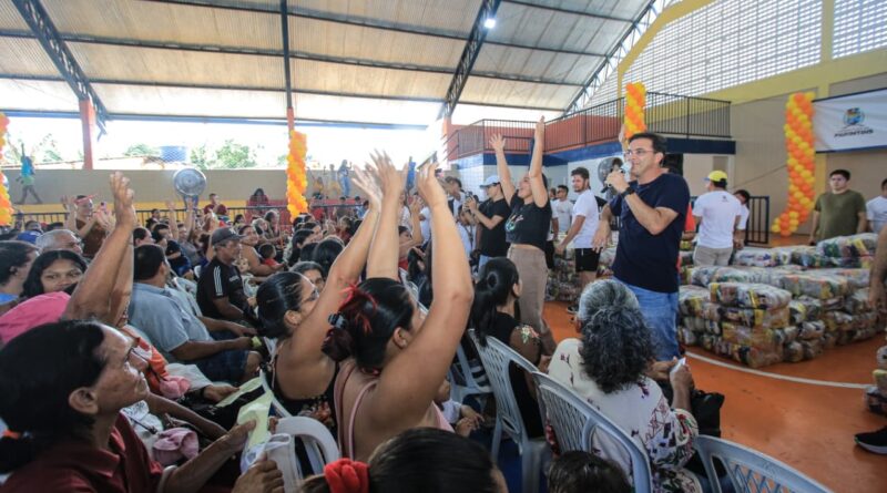 Ação Eu Amo Parintins reúne milhares de pessoas e entrega cerca de mil cestas básicas no Itaúna II