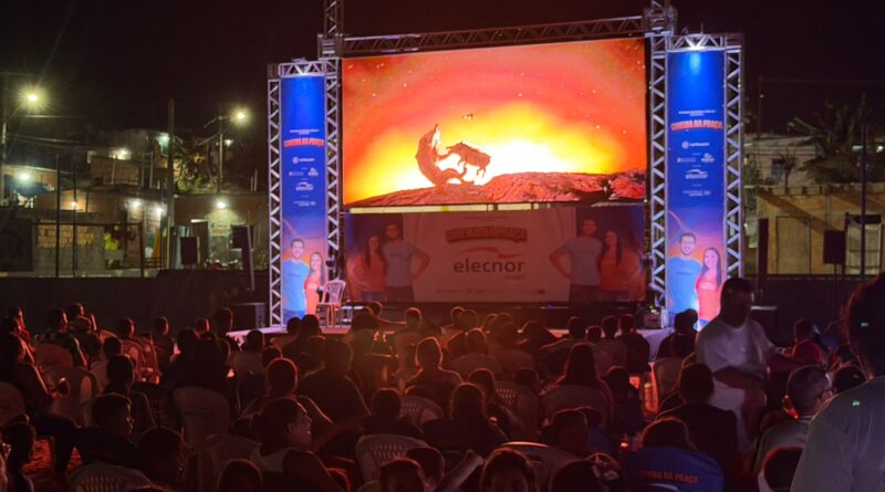 Cine Elecnor leva cinema de graça para praça em Parintins