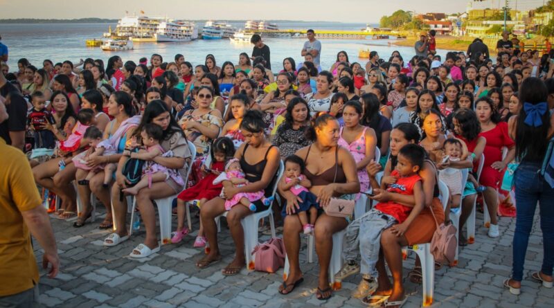 Mamaço reúne dezenas de mães e bebês em Parintins na programação do Agosto Dourado