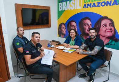 Professora Maria do Carmo assina Carta Compromisso para chamamento de aprovados no Concurso da PM-AM