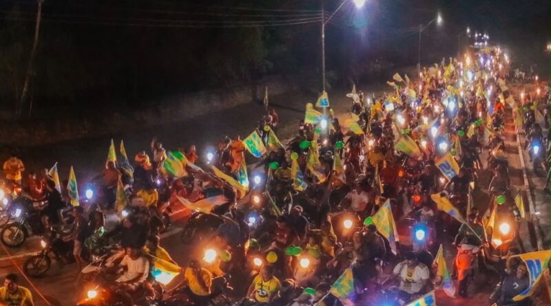 Professora Maria mostra força da mudança em Borba e leva milhares de pessoas às ruas em motocarreata