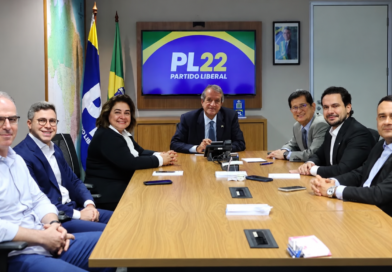 Com Flávio Bolsonaro e cúpula do PL, Maria do Carmo reforça discurso de mudança no Amazonas