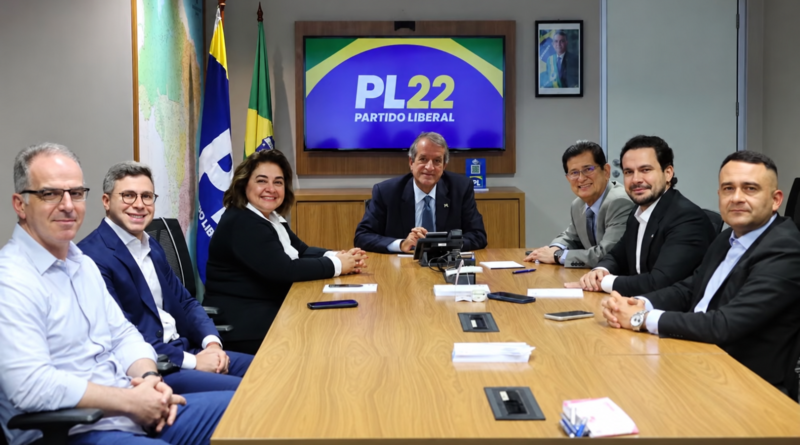 Com Flávio Bolsonaro e cúpula do PL, Maria do Carmo reforça discurso de mudança no Amazonas