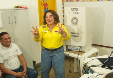 Professora Maria vota e diz estar otimista com resultado do primeiro turno das Eleições 2026