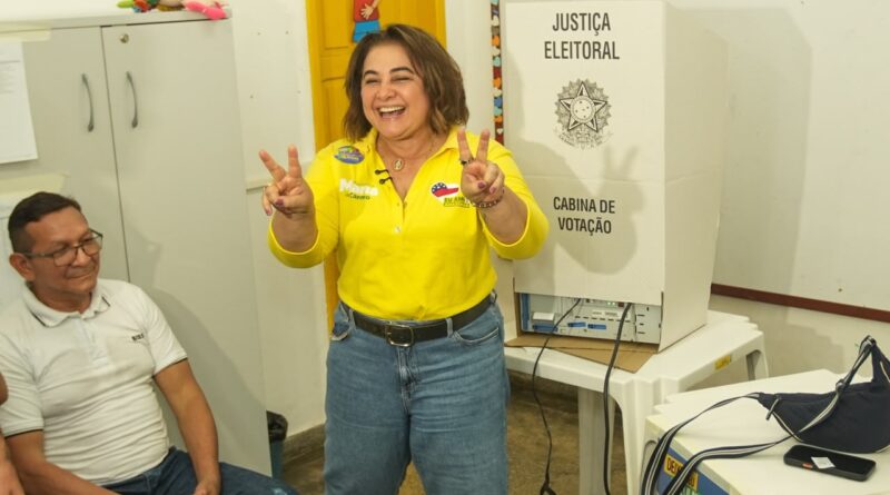 Professora Maria vota e diz estar otimista com resultado do primeiro turno das Eleições 2026
