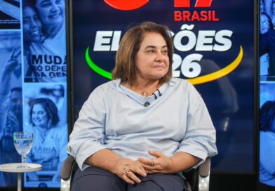 Professora Maria confronta prefeitos aliados a Omar Aziz sobre abandono da população do interior