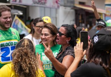 Abraços e apoio popular: Professora Maria ganha força nas ruas e mobiliza zona Leste