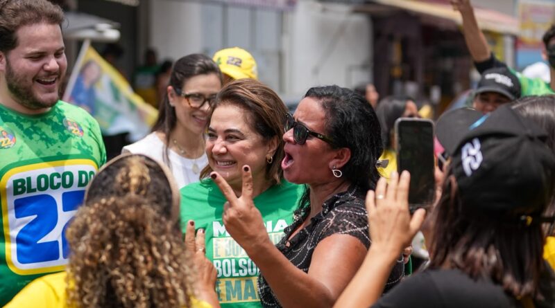 Abraços e apoio popular: Professora Maria ganha força nas ruas e mobiliza zona Leste