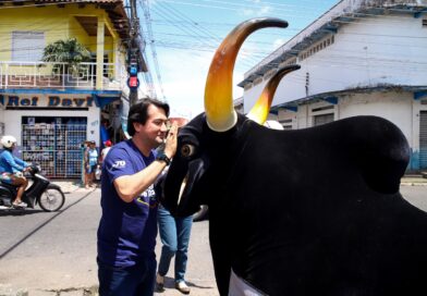 Jender Lobato encerra campanha com caminhada em Parintins, onde vota neste domingo
