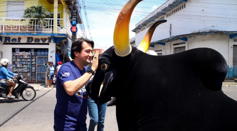 Jender Lobato encerra campanha com caminhada em Parintins, onde vota neste domingo