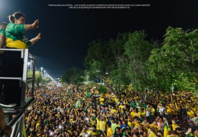 Professora Maria faz história no Amazonas e reúne 150 mil pessoas com Flávio Bolsonaro e Nikolas Ferreira no maior ato da direita no Norte do país