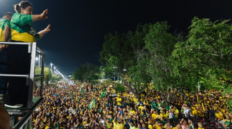 Professora Maria faz história no Amazonas e reúne 150 mil pessoas com Flávio Bolsonaro e Nikolas Ferreira no maior ato da direita no Norte do país