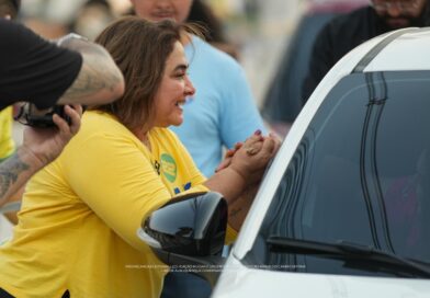 ’Onda 22’ toma conta da avenida Djalma Batista com adesivaço da Professora Maria