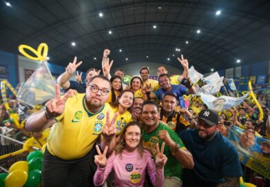 Último comício reúne milhares e marca virada na reta final da campanha da Professora Maria